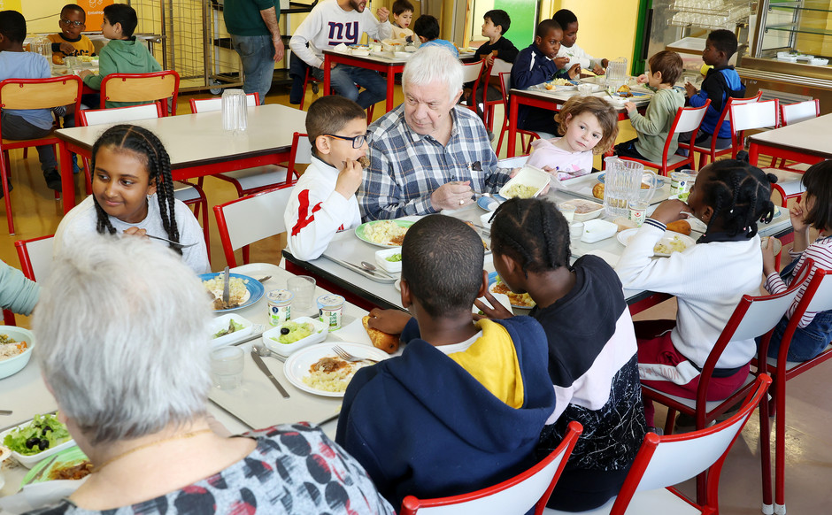 Les seniors à la table des écoliers, 19 avril - voir en plus grand : (fenêtre modale)