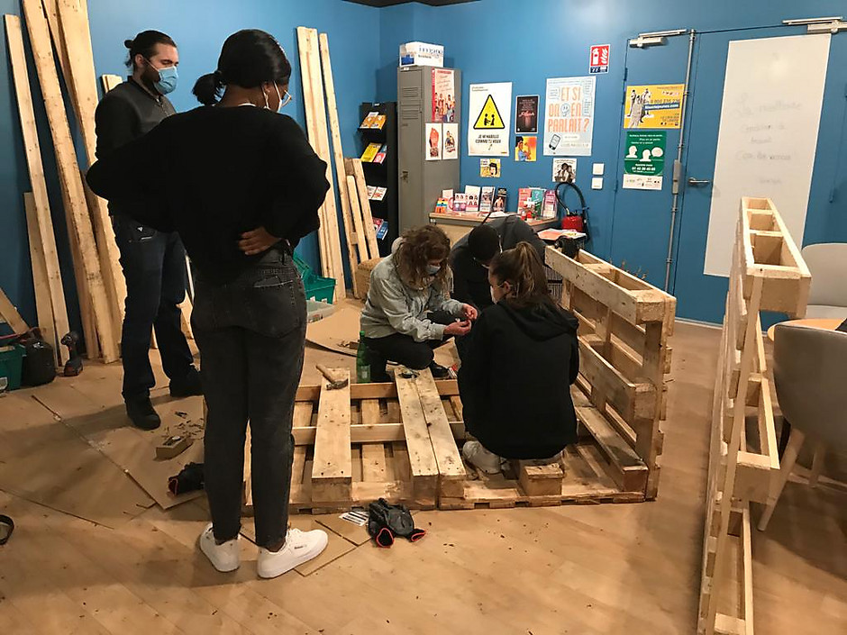 Construction d'un bar en palettes au BIJ - Décembre 2020 - voir en plus grand : (fenêtre modale)