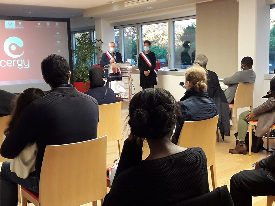 Cérémonie des nouveaux naturalisés à l'hôtel de ville avec le maire Jean-Paul Jeandon et l'adjointe au maire Hawa Fofana, 26 septembre 2020 - voir en plus grand : (fenêtre modale)