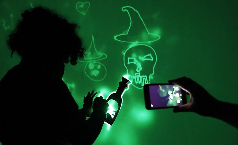 Les Visages d'Halloween, décoration du mur photoluminescent à Visages du Monde, octobre 2020 - voir en plus grand : (fenêtre modale)
