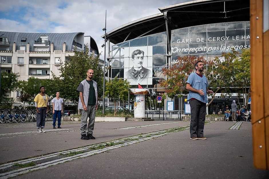 Cergy Soit ! Rendez-vous #3, Ktha Compagnie sur la place des 3 gares, 11 septembre - voir en plus grand : (fenêtre modale)