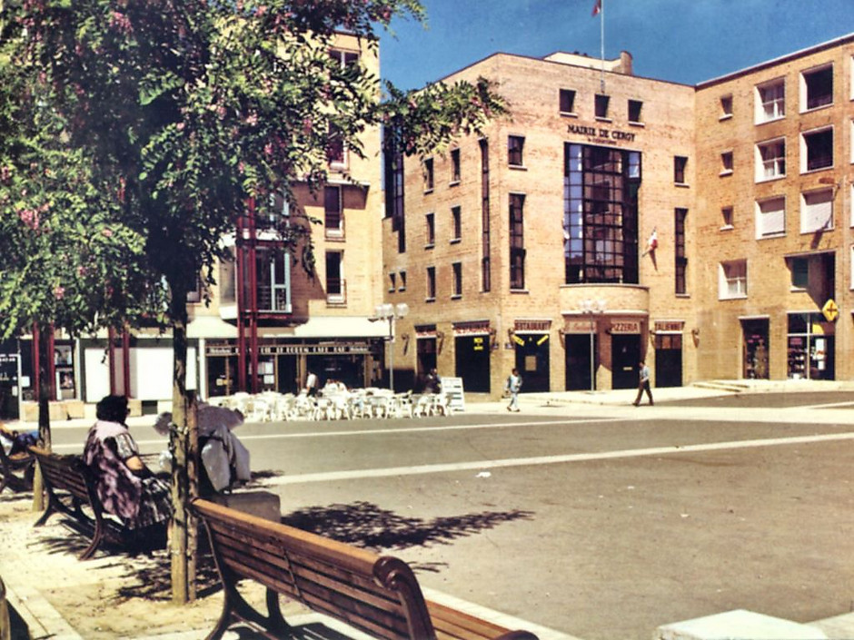 Place du marché et mairie annexe de Cergy Saint Christophe dans les années 80 - voir en plus grand : (fenêtre modale)