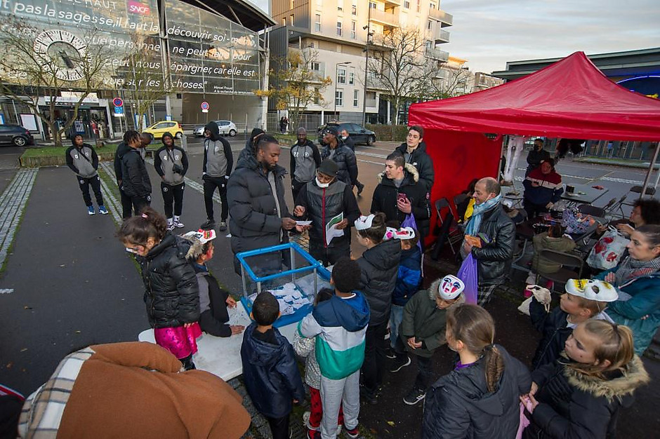 Les commerçants fêtent Halloween sur la place des Trois Gares, 31 octobre - voir en plus grand : (fenêtre modale)