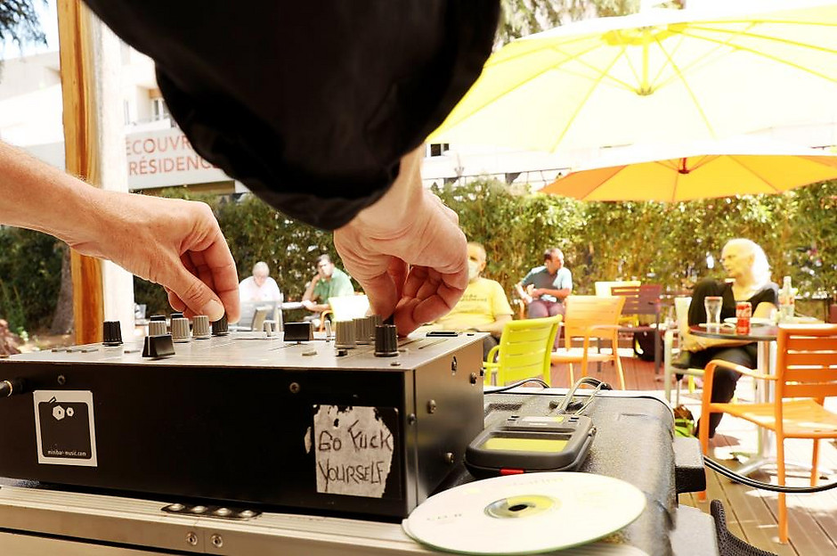 Terrasses Musicales- prestation de Thierry Arnold le 23 juin 2022 à la médiathèque de l'Horloge - voir en plus grand : (fenêtre modale)
