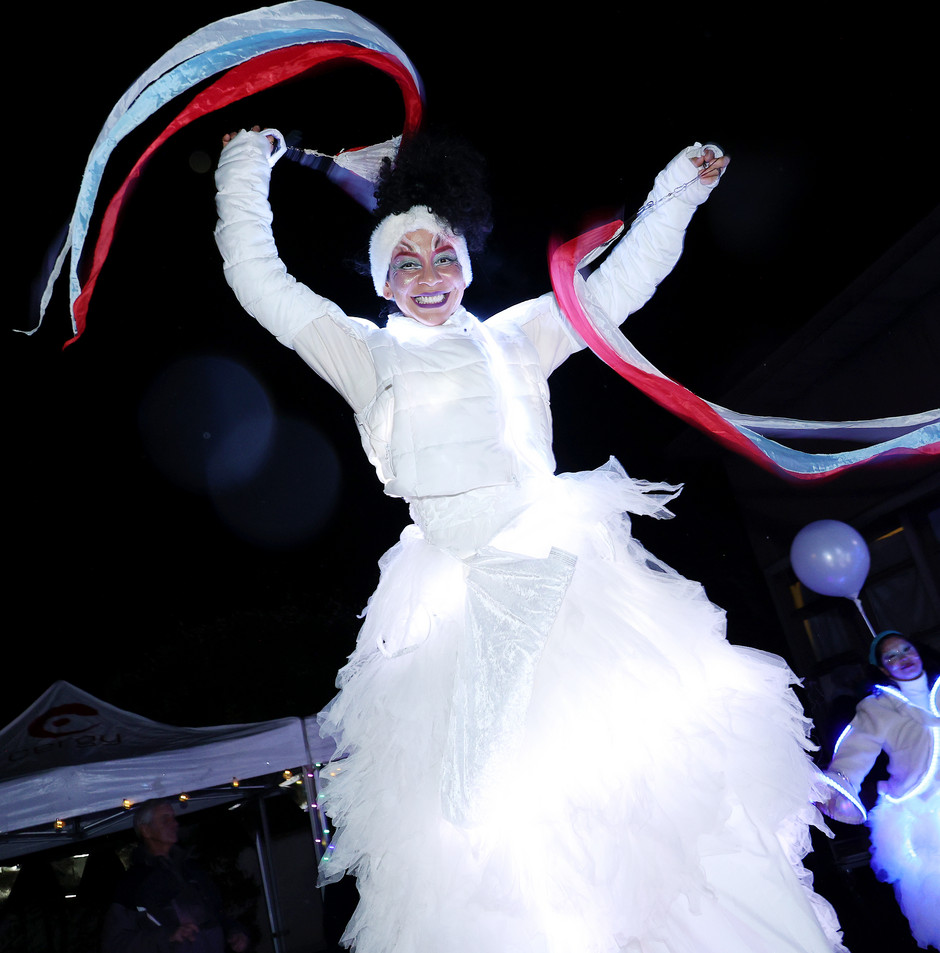 Faites des lumières : parade lumineuse, spectacle de feu et atelier de Noël au Village, 18 décembre - voir en plus grand : (fenêtre modale)