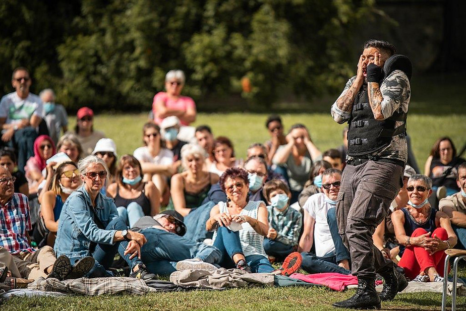 Cergy Soit ! Rendez-vous #4, Les batteurs de pavés dans le parc de la maison d'Anne et Gérard Philipe, 18 septembre - voir en plus grand : (fenêtre modale)