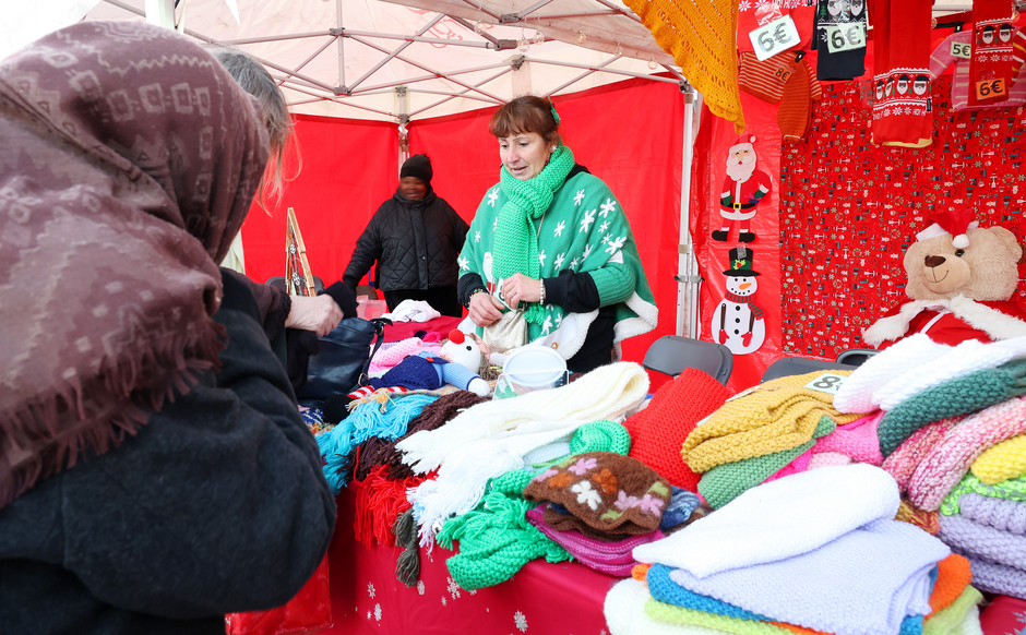 Place à la fête et au marché de Noël sur la place des Touleuses, 17 décembre - voir en plus grand : (fenêtre modale)