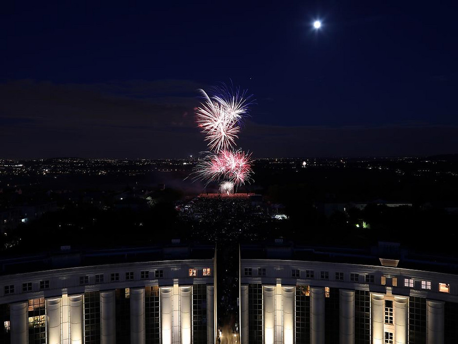 Feu d'artifice "explosif circus" pour les 50 ans de Cergy, à l'Esplanade de Paris. - voir en plus grand : (fenêtre modale)
