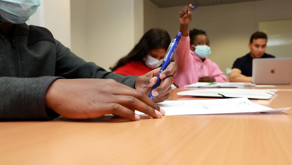 Dispositif Cahiers de vacances, stage de renforcement sos rentrée en français à l'Hôtel de ville, le 13 juillet - voir en plus grand : (fenêtre modale)