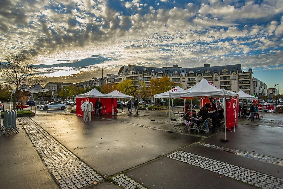 Les commerçants fêtent Halloween sur la place des Trois Gares, 31 octobre - voir en plus grand : (fenêtre modale)