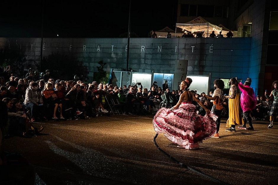 Cergy Soit ! Rendez-vous #2, Compagnie Oposito sur la place Olympe-de-Gouges, 4 septembre - voir en plus grand : (fenêtre modale)