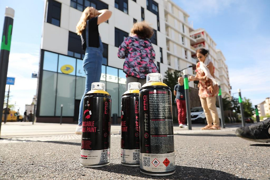 Atelier LEGO® poteaux sur la place du Nautilus avec l'association les Ateliers Arrosés, le mercredi 8 juillet - voir en plus grand : (fenêtre modale)