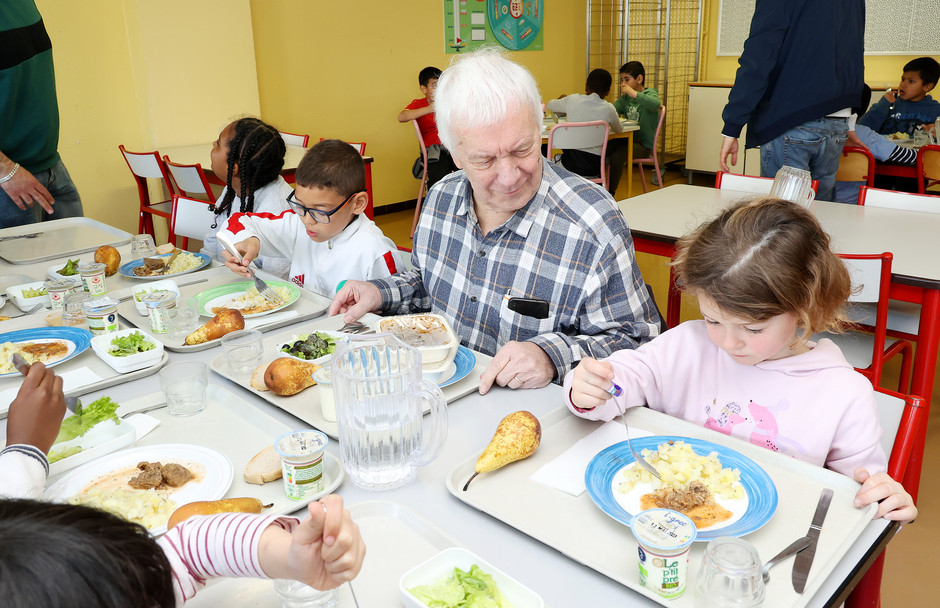 Les seniors à la table des écoliers, 19 avril - voir en plus grand : (fenêtre modale)
