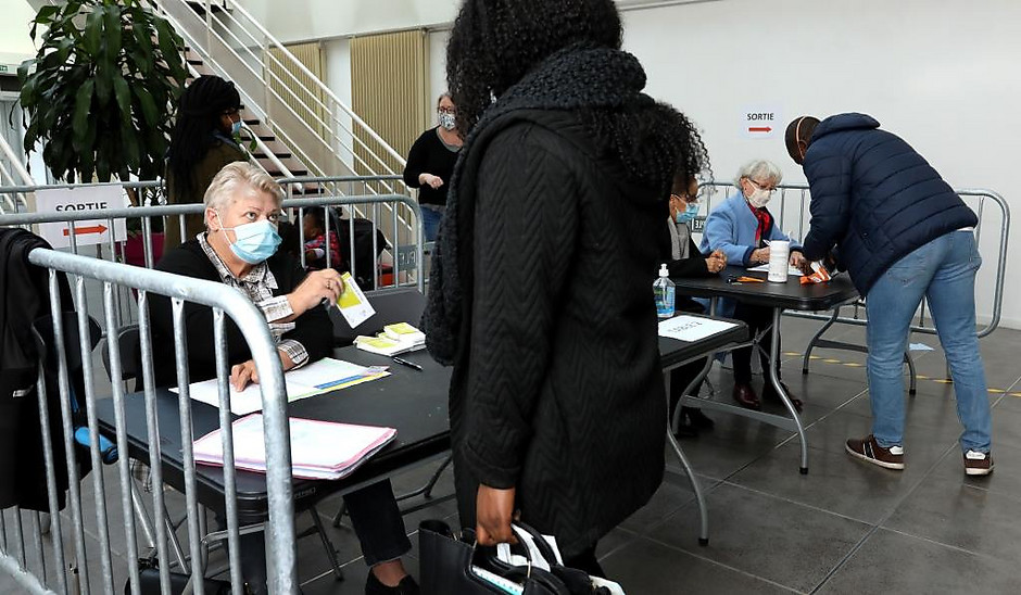 Distribution de chèque de services solidaire à l'Hôtel de ville avec Josiane Carpentier, Conseillère municipale déléguée à l’intergénérationnel, novembre 2020 - voir en plus grand : (fenêtre modale)