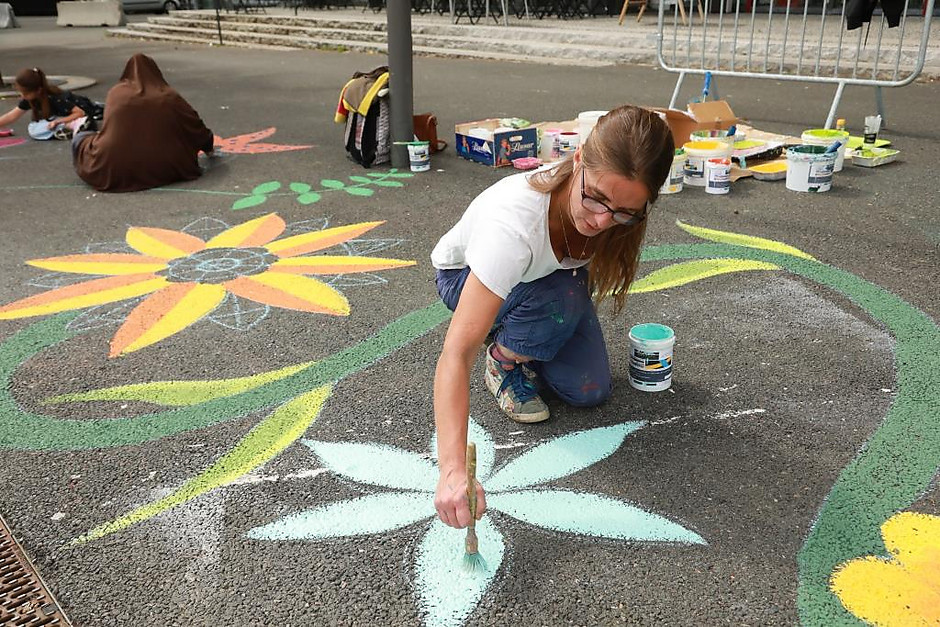 Les jardins artistiques devant Visages du Monde, le 7 juillet - voir en plus grand : (fenêtre modale)
