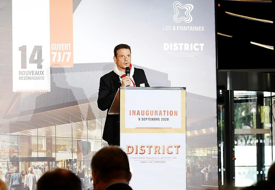 Inauguration de District avec le directeur des 3 Fontaines Hervé Deniau, 9 septembre - voir en plus grand : (fenêtre modale)