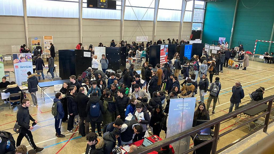 Forum des métiers et des formations inter-collèges, le 7 et le 9 février, gymnase des Chênes - voir en plus grand : (fenêtre modale)
