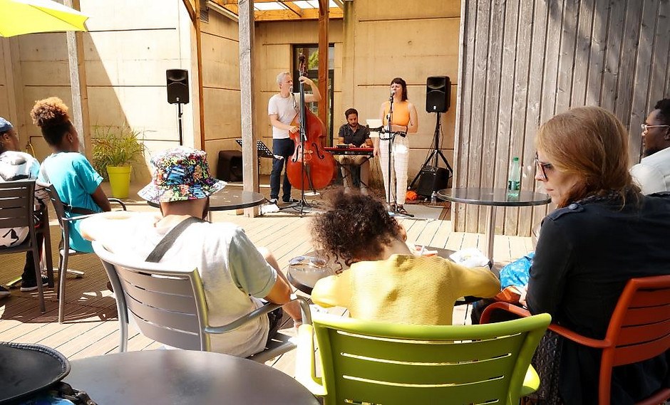 Terrasses Musicales- prestation du Groupe Houn le 21 juin 2022 à la médiathèque de l'Horloge - voir en plus grand : (fenêtre modale)