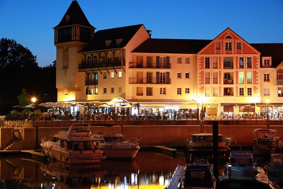 Voyagez au cœur de la ville, Port Cergy de nuit, juillet-août - voir en plus grand : (fenêtre modale)
