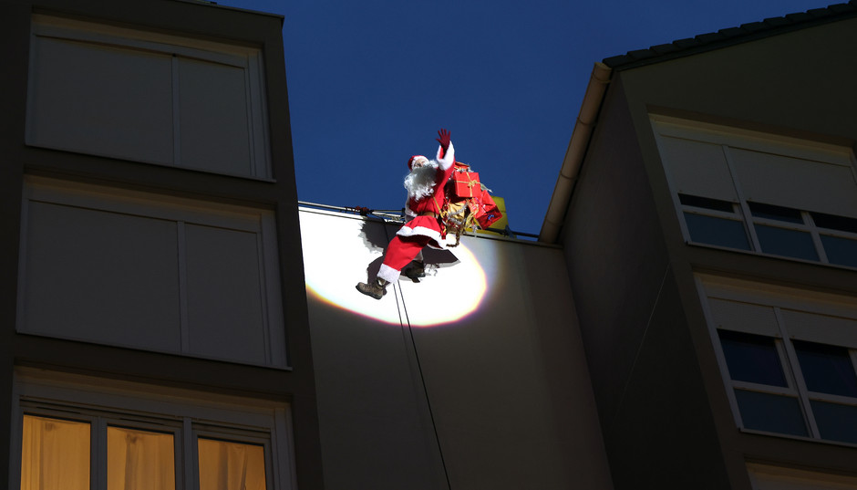 Spectacle le père Noël descend du ciel sur la place des Linandes, 24 décembre - voir en plus grand : (fenêtre modale)