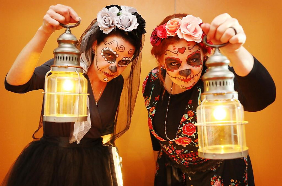 Les Visages d'Halloween, lecture de contes à la torche à Visages du Monde, octobre 2020 - voir en plus grand : (fenêtre modale)