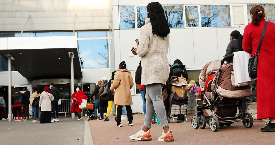 Distribution de chèque de services solidaire à l'Hôtel de ville, novembre 2020 - voir en plus grand : (fenêtre modale)