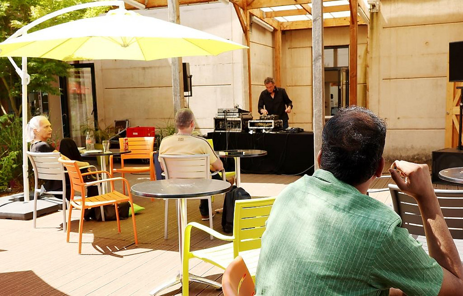 Terrasses Musicales- prestation de Thierry Arnold le 23 juin 2022 à la médiathèque de l'Horloge - voir en plus grand : (fenêtre modale)