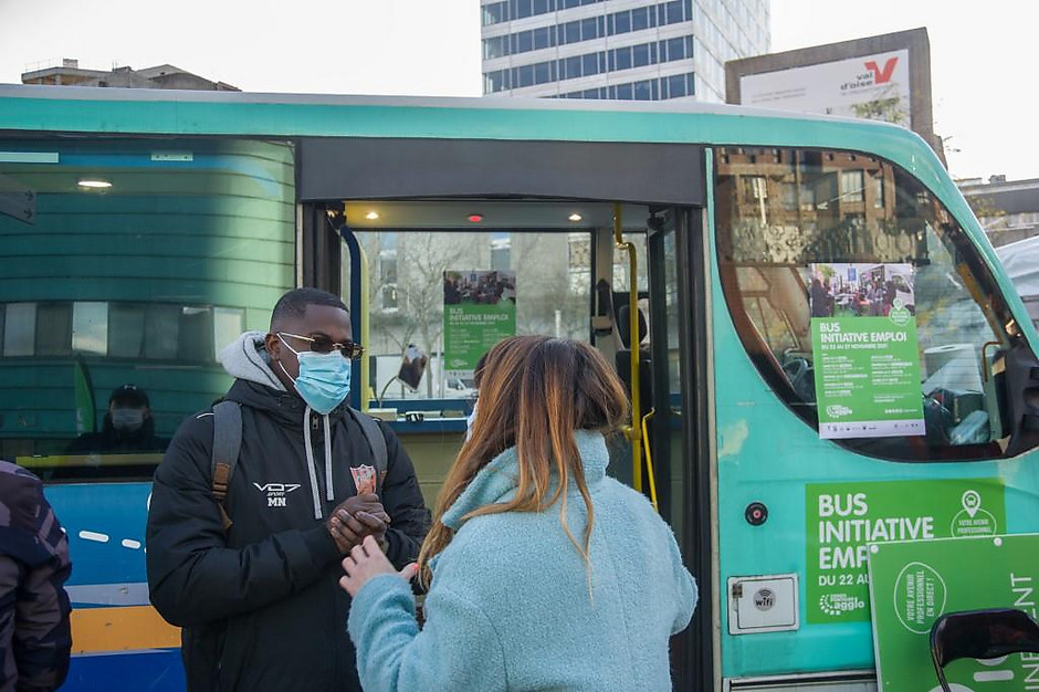 Passage du Bus initiative emploi le 22 novembre, à Cergy Préfecture - voir en plus grand : (fenêtre modale)