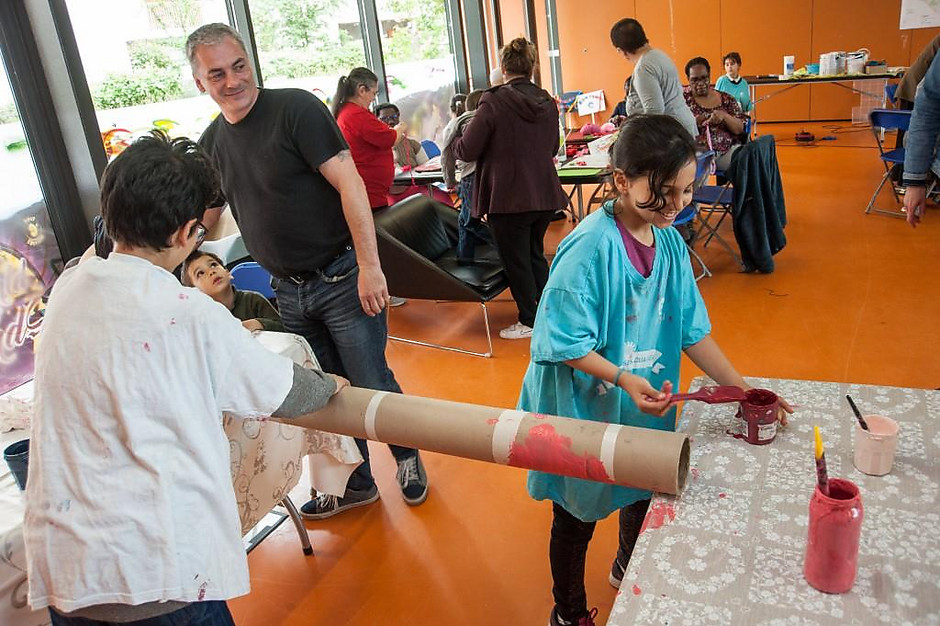Atelier de préparation de la grande parade des 50 ans de Cergy, à Visages du monde. - voir en plus grand : (fenêtre modale)
