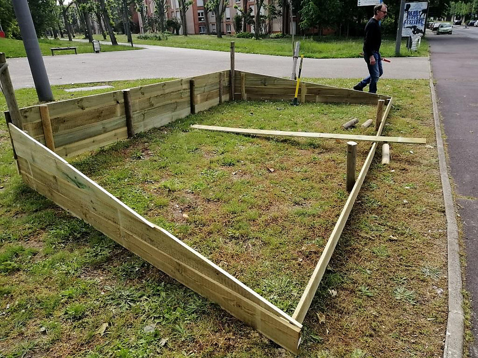 Jardinière située au Boulevard du Port. - voir en plus grand : (fenêtre modale)