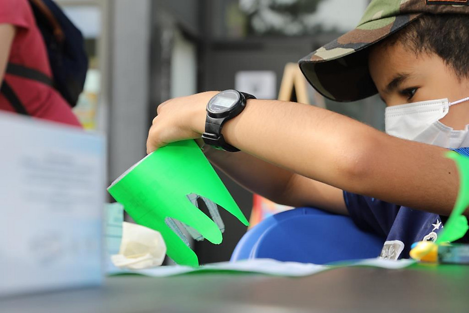 Atelier LEGO® poteaux sur la place du Nautilus avec l'association les Ateliers Arrosés, le mercredi 8 juillet - voir en plus grand : (fenêtre modale)