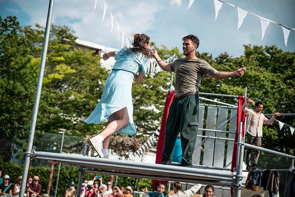 Cergy Soit ! Rendez-vous #2, Compagnie Dyptik dans la cour de l'école élémentaire des Touleuses, 5 septembre - voir en plus grand : (fenêtre modale)