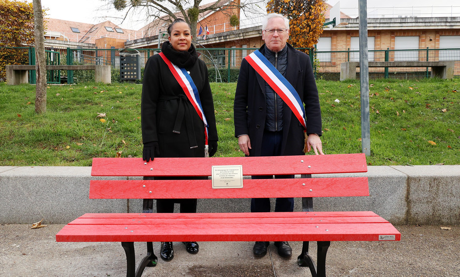 Inauguration du banc rouge - voir en plus grand : (fenêtre modale)