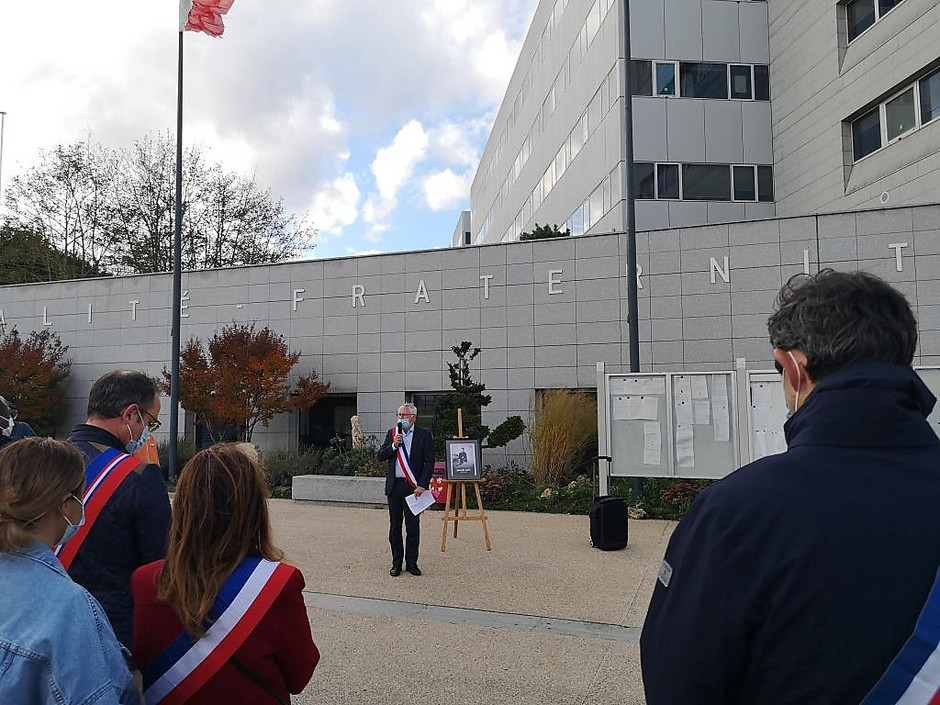 Minute de silence en hommage à Samuel Paty à l'Hôtel de ville avec le maire Jean-Paul Jeandon, octobre 2020 - voir en plus grand : (fenêtre modale)