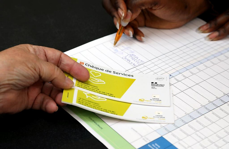 Distribution de chèque de services solidaire à l'Hôtel de ville, novembre 2020 - voir en plus grand : (fenêtre modale)