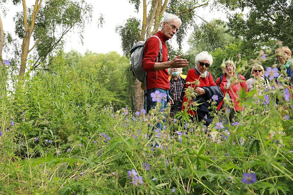 Balade poétique des seniors le long de la coulée verte, le 7 juillet - voir en plus grand : (fenêtre modale)