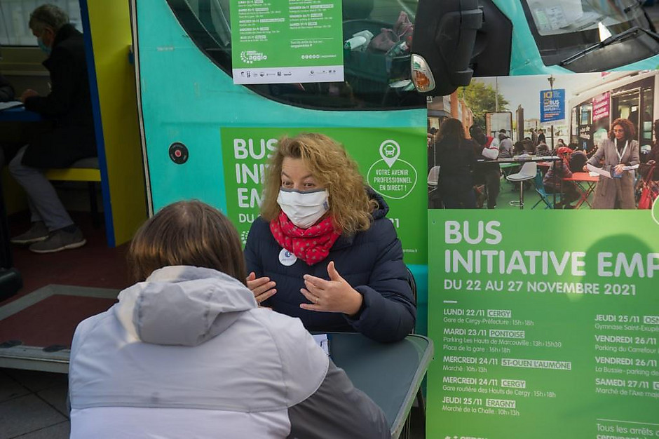 Passage du Bus initiative emploi le 22 novembre, à Cergy Préfecture - voir en plus grand : (fenêtre modale)