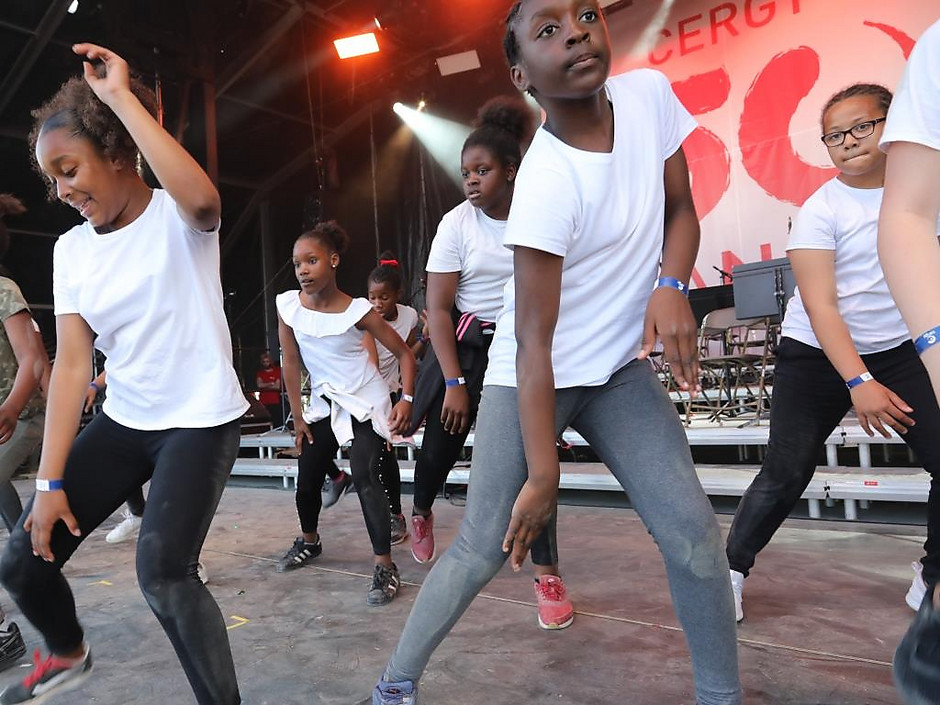 La Grande scène, à l'Esplanade de Paris pour Cergy en fête. - voir en plus grand : (fenêtre modale)