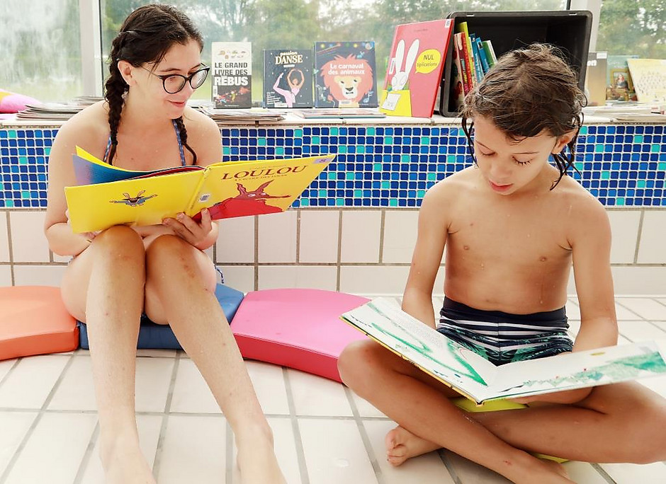 Nage et bouquinage dans la piscine de l'Axe Majeur, le 7 juillet - voir en plus grand : (fenêtre modale)