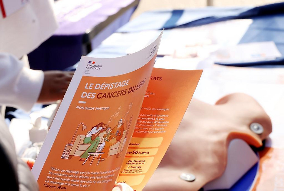 Village santé devant l'hôtel de ville le 8 mars - voir en plus grand : (fenêtre modale)