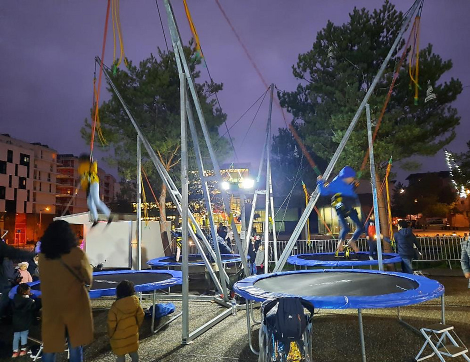 Fête foraine sur la place du Nautilus dans le quartier des Hauts-de-Cergy, 15 décembre - voir en plus grand : (fenêtre modale)