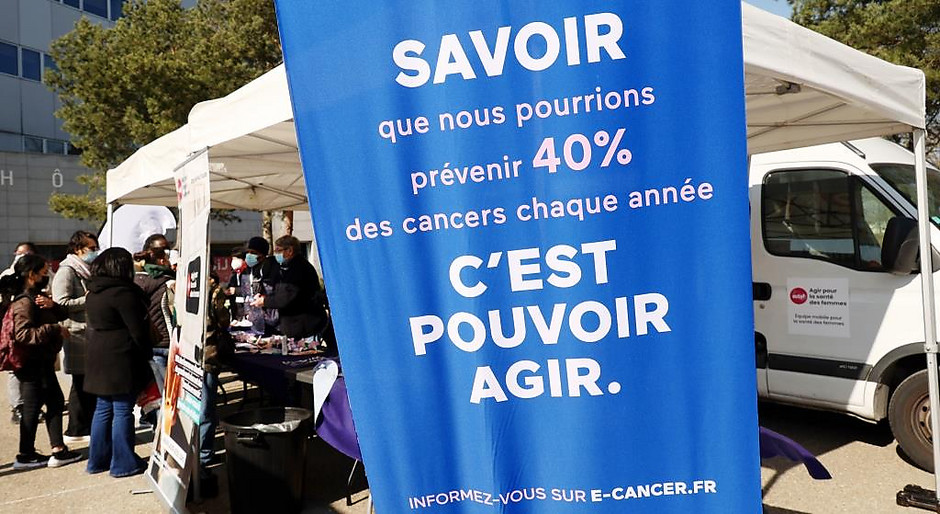 Village santé devant l'hôtel de ville le 8 mars
 - voir en plus grand : (fenêtre modale)