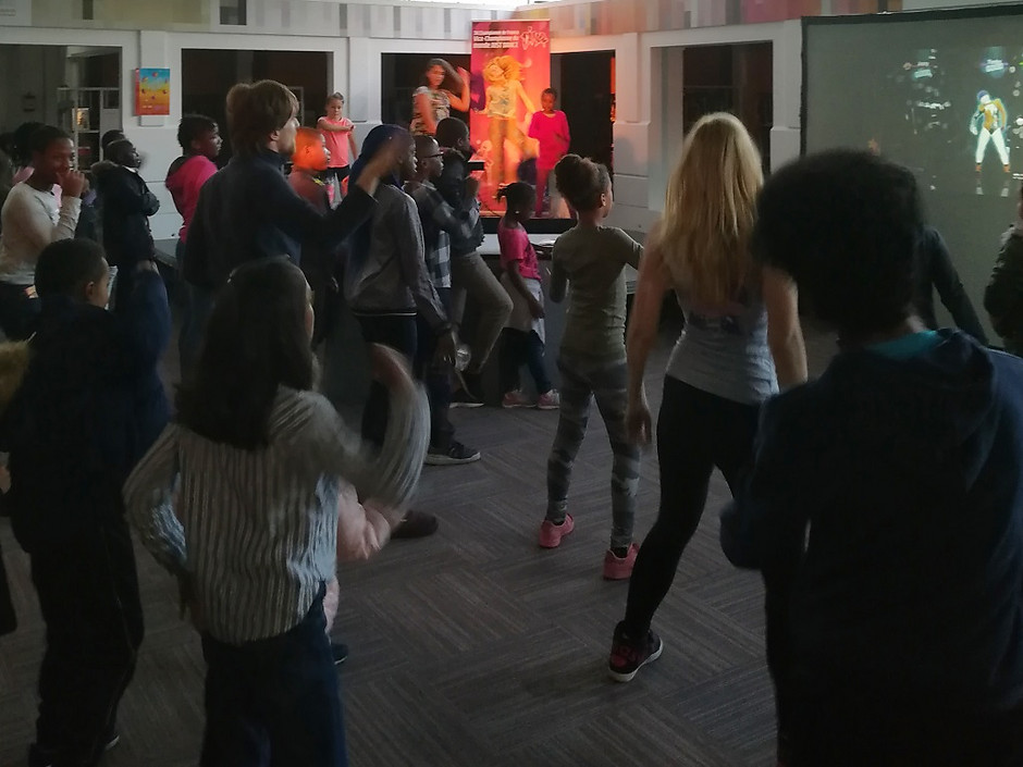 Just Dance avec Dina, la championne de France et vice-championne du monde - médiathèque L'Horloge - voir en plus grand : (fenêtre modale)