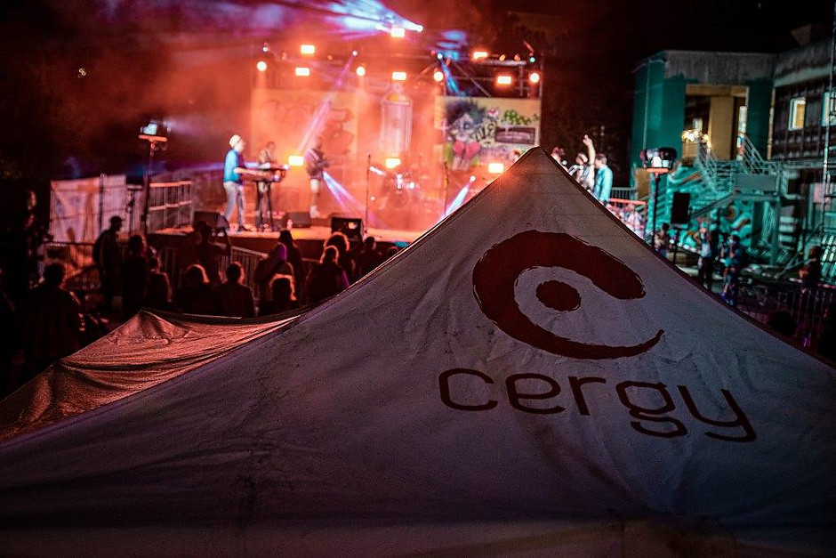 Cergy Soit ! Rendez-vous #5, Concert des Frères Smith dans la cour de l'ancienne école de la Lanterne, 25 septembre - voir en plus grand : (fenêtre modale)