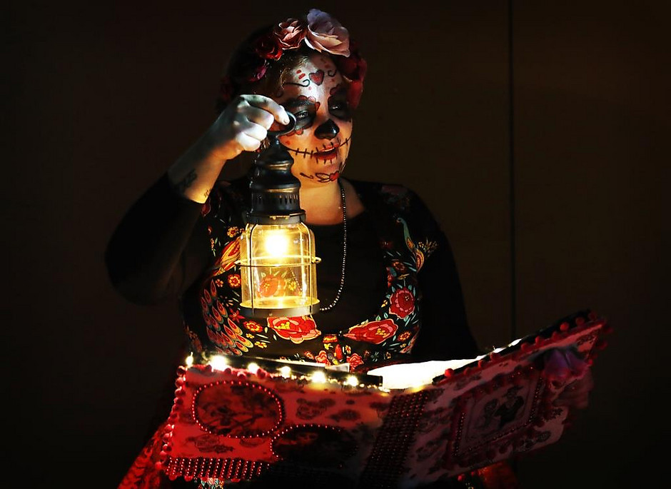Les Visages d'Halloween, lecture de contes à la torche à Visages du Monde, octobre 2020 - voir en plus grand : (fenêtre modale)
