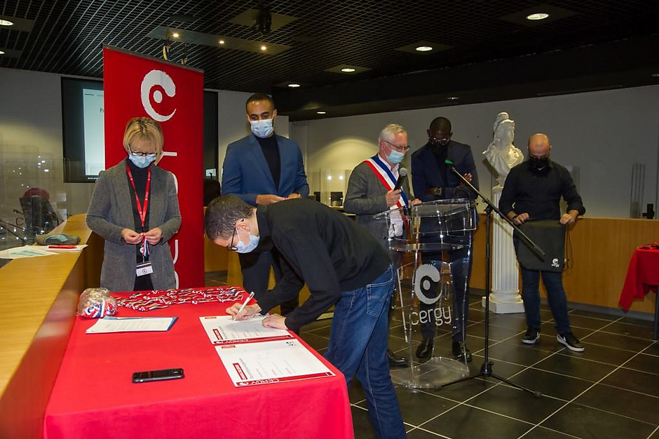 Cérémonie d'intronisation du Conseil des jeunes, le 24 novembre à l'hôtel de ville - voir en plus grand : (fenêtre modale)