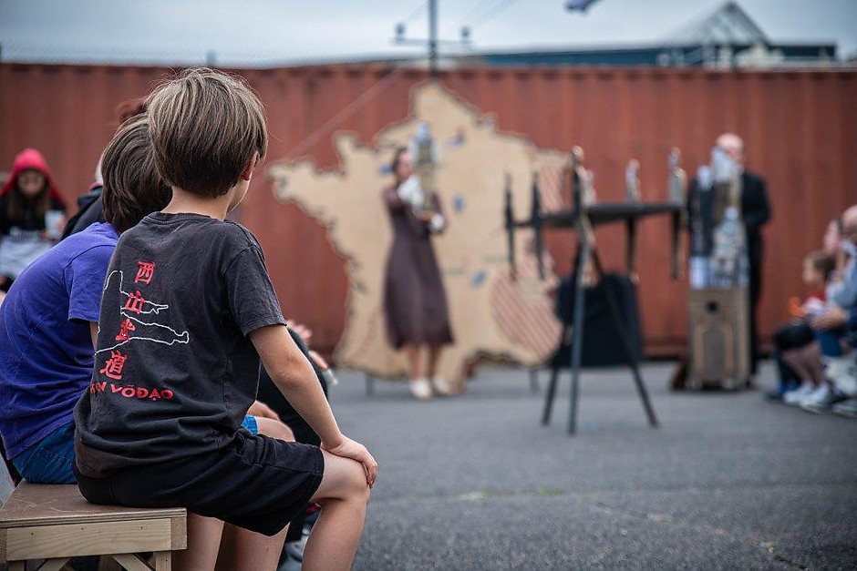 Cergy Soit ! Rendez-vous #5, Les grandes personnes dans la cour de l'ancienne école de la Lanterne, 25 septembre - voir en plus grand : (fenêtre modale)