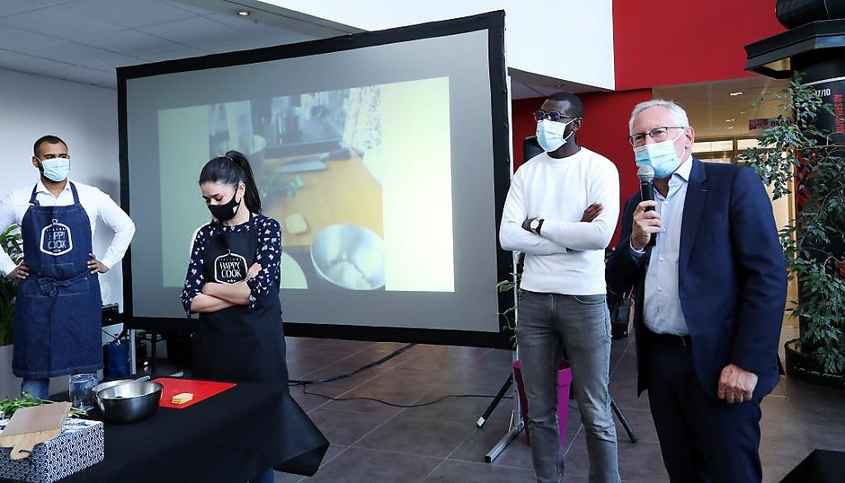 1er atelier Happy Cook, saison 3, avec le Chef Yoni Saada, introduit par le maire de Cergy Jean-Paul Jeandon. - voir en plus grand : (fenêtre modale)