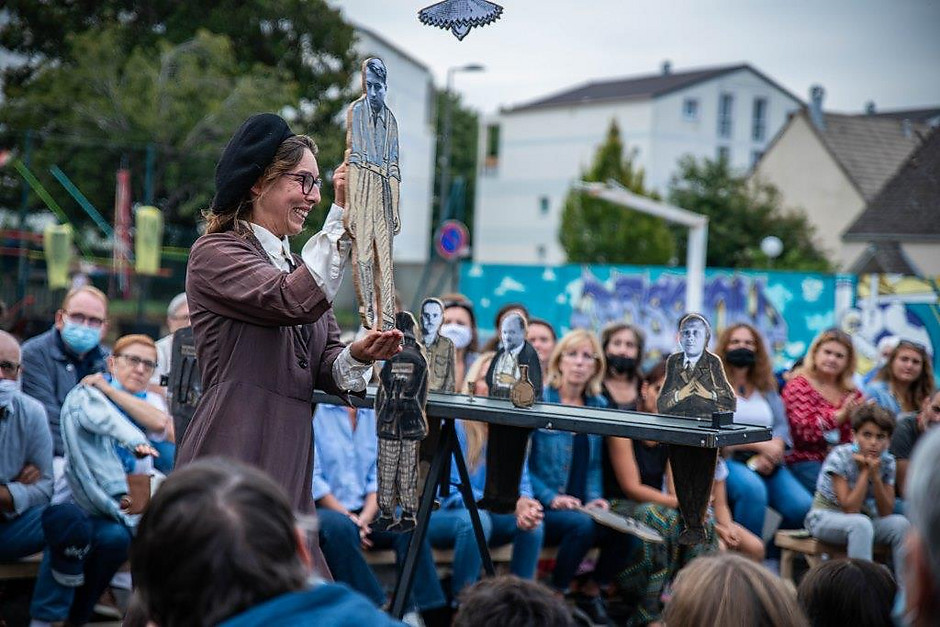 Cergy Soit ! Rendez-vous #5, Les grandes personnes dans la cour de l'ancienne école de la Lanterne, 25 septembre - voir en plus grand : (fenêtre modale)