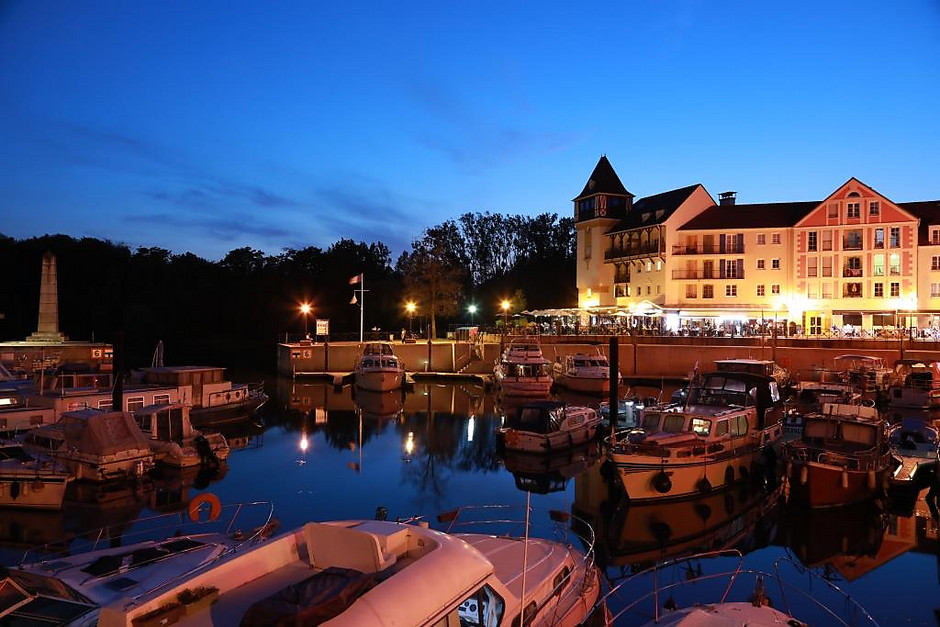 Voyagez au cœur de la ville, Port Cergy de nuit, juillet-août - voir en plus grand : (fenêtre modale)